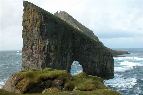 Drangarnir and Tindholmur between Tindhólmur and Vágar | Photo by: Erik Christensen - Wikimedia Commons Drangarnir and Tindholmur between Tindhólmur and Vágar