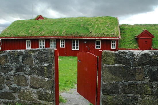 Green Roof House in Tórshavn | Photo by: -Kj. - Flickr Green Roof House in Tórshavn