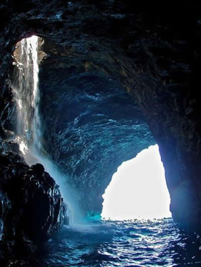 waiahuakua_cave_falls.jpg